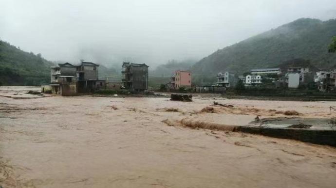 云南丘北县突发暴雨灾害，已造成4人遇难3人失联