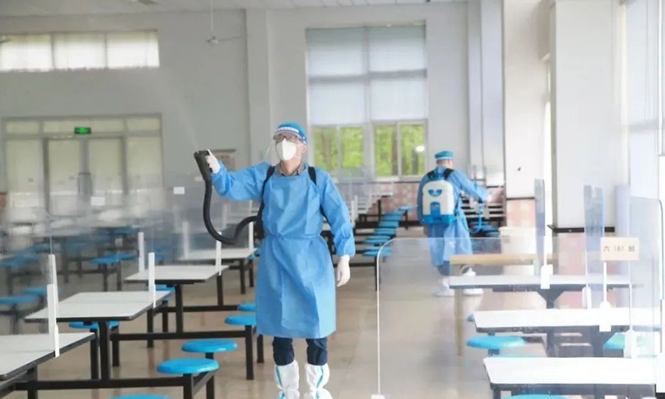上海中学请专业消杀团队对食堂等公共场所进行全面清洁消杀。