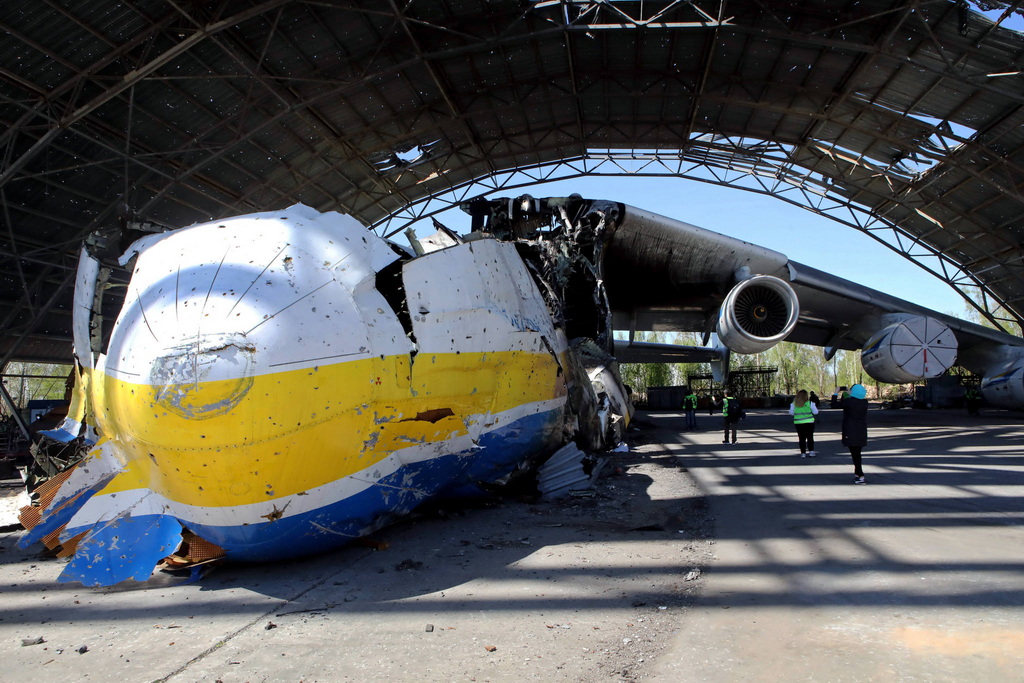 当地时间2022年5月5日，乌克兰戈斯托梅利机场，被炸毁的安-225运输机（资料图）。当地时间2022年5月26日，乌克兰媒体发布视频称安-225运输机残骸被乌方从戈斯托梅利机场拖走。