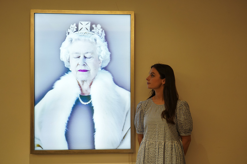 当地时间2022年5月27日， 伦敦，英国王室主题展上克里斯·莱文的作品《生命之光》。