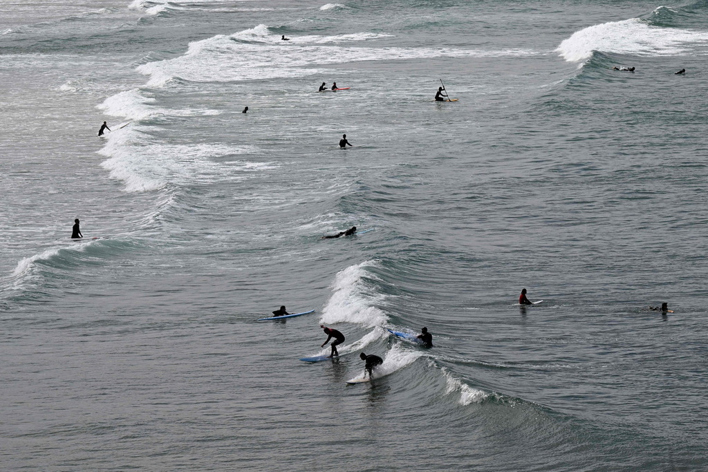 当地时间2022年5月27日，法国基伯龙湾，冲浪者爱好者海上乘风破浪。圣皮埃尔-基伯龙镇议会近日投票决定建立法国第一个“海浪保护区”。