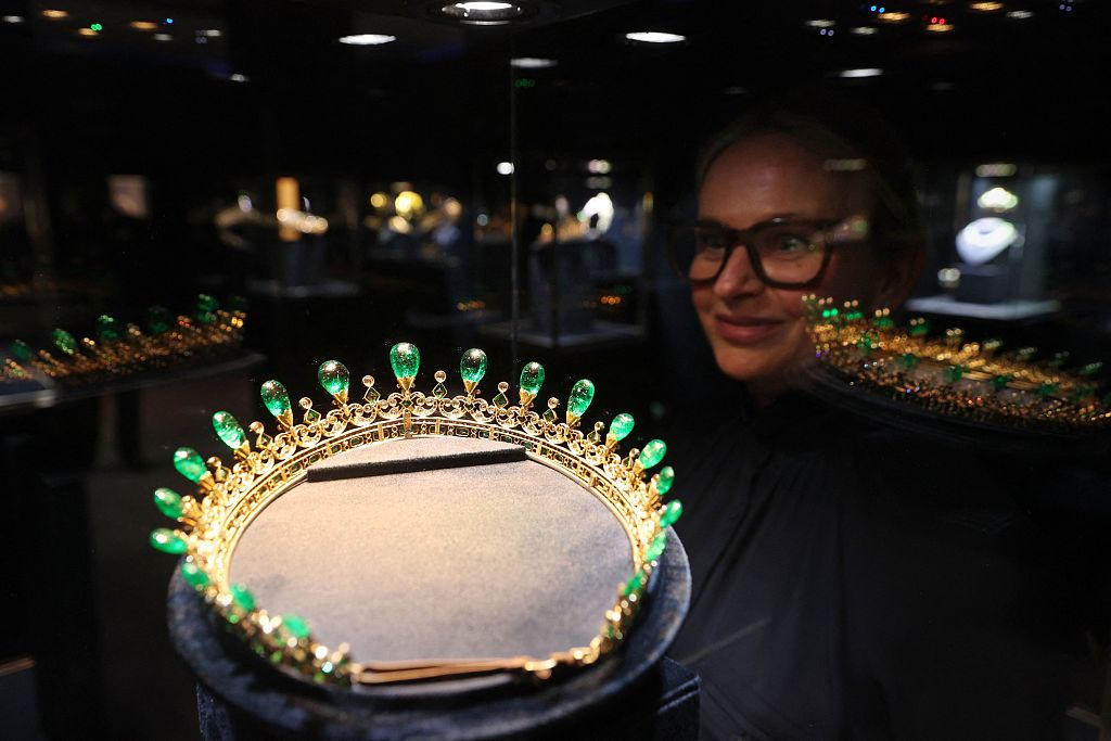 当地时间2022年5月27日，伦敦市中心，英国王室主题展上维多利亚女王的祖母绿和钻石头饰。