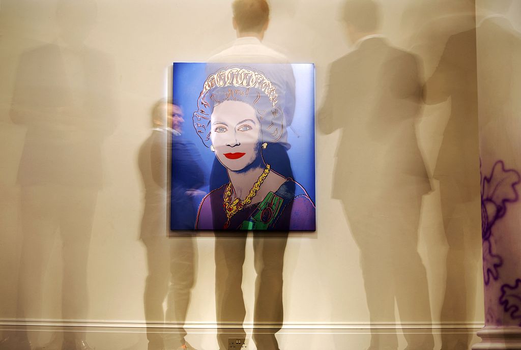 当地时间2022年5月27日，英国伦敦，英国女王伊丽莎白二世铂金禧年庆典在即，当地举办英国王室主题展览，现场展出安迪·沃霍尔1985年绘制的《英国伊丽莎白女王二世》。