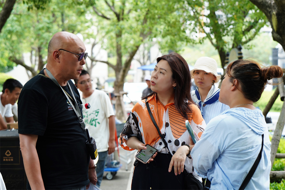 导演邓安宁（左）、制片人袁玉梅（中）在片场交流。