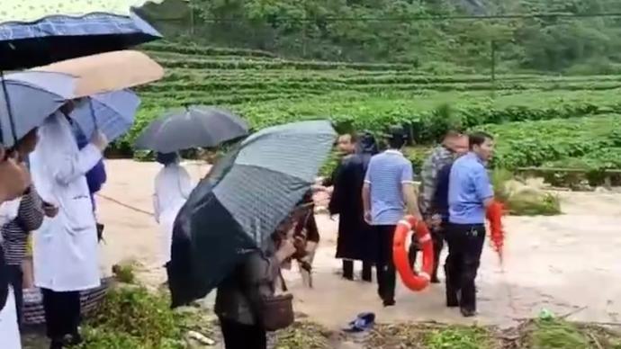 连降大雨引发洪水，广西忻城三名小孩被洪水冲走两名不幸身亡