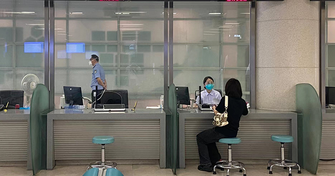 5月28日，上海公安出入境办理大厅，市民在办理相关证件。本文图片 澎湃新闻记者 巩汉语 张呈君 拍摄