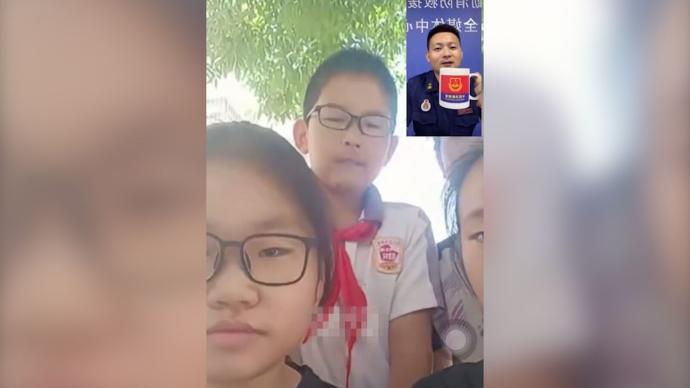 小朋友為消防員帶路,消防員與他們取得聯系并贈送小禮物