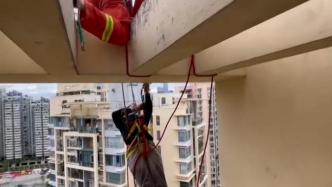 深圳一男子小区楼房练习攀岩，绳子打结将自己困在半空