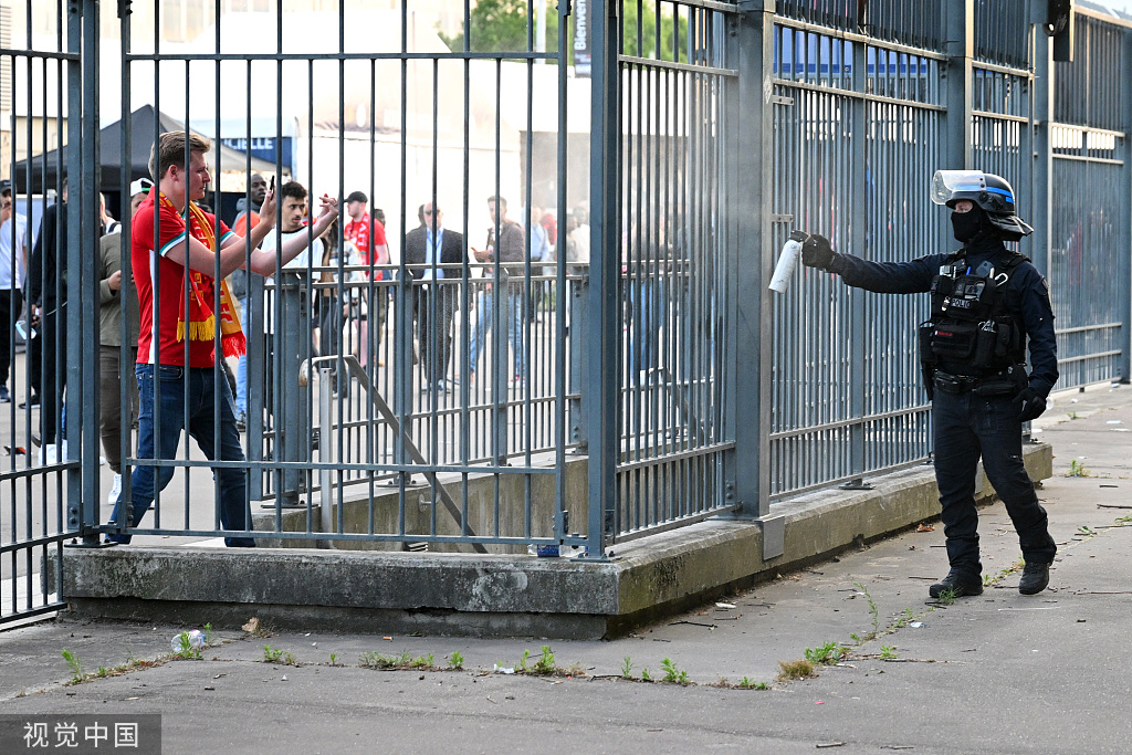 警方向利物浦球迷喷洒催泪瓦斯。