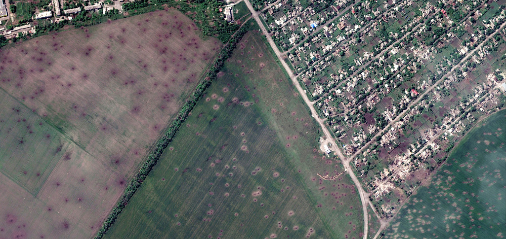 当地时间2022年5月27日，卫星显示红利曼遭受炮击后，被毁建筑物和田野中的炮弹坑。