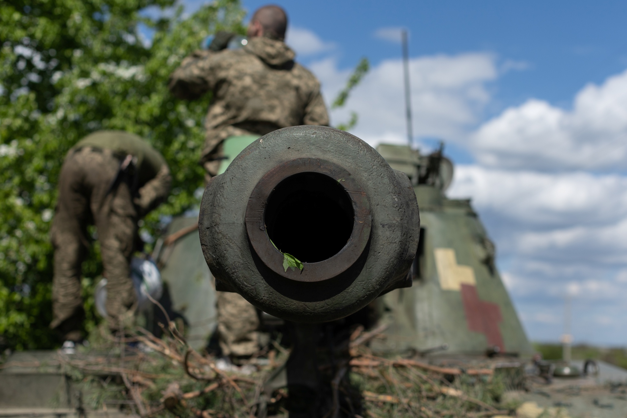 当地时间2022年4月28日，乌克兰顿涅茨克地区红利曼，乌克兰士兵站在坦克上。