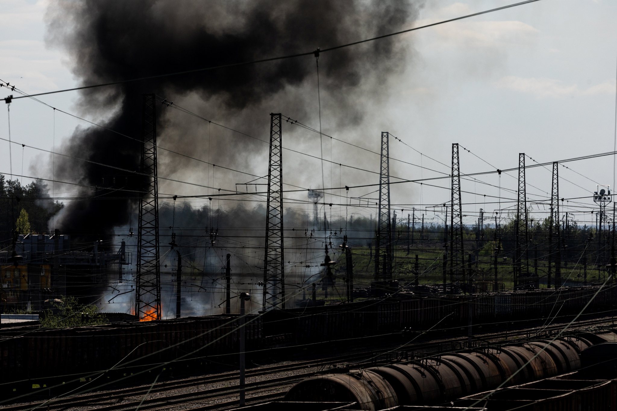 当地时间2022年4月28日，乌克兰顿涅茨克地区，红利曼火车站附近的一处设施遭到军事袭击，浓烟滚滚。