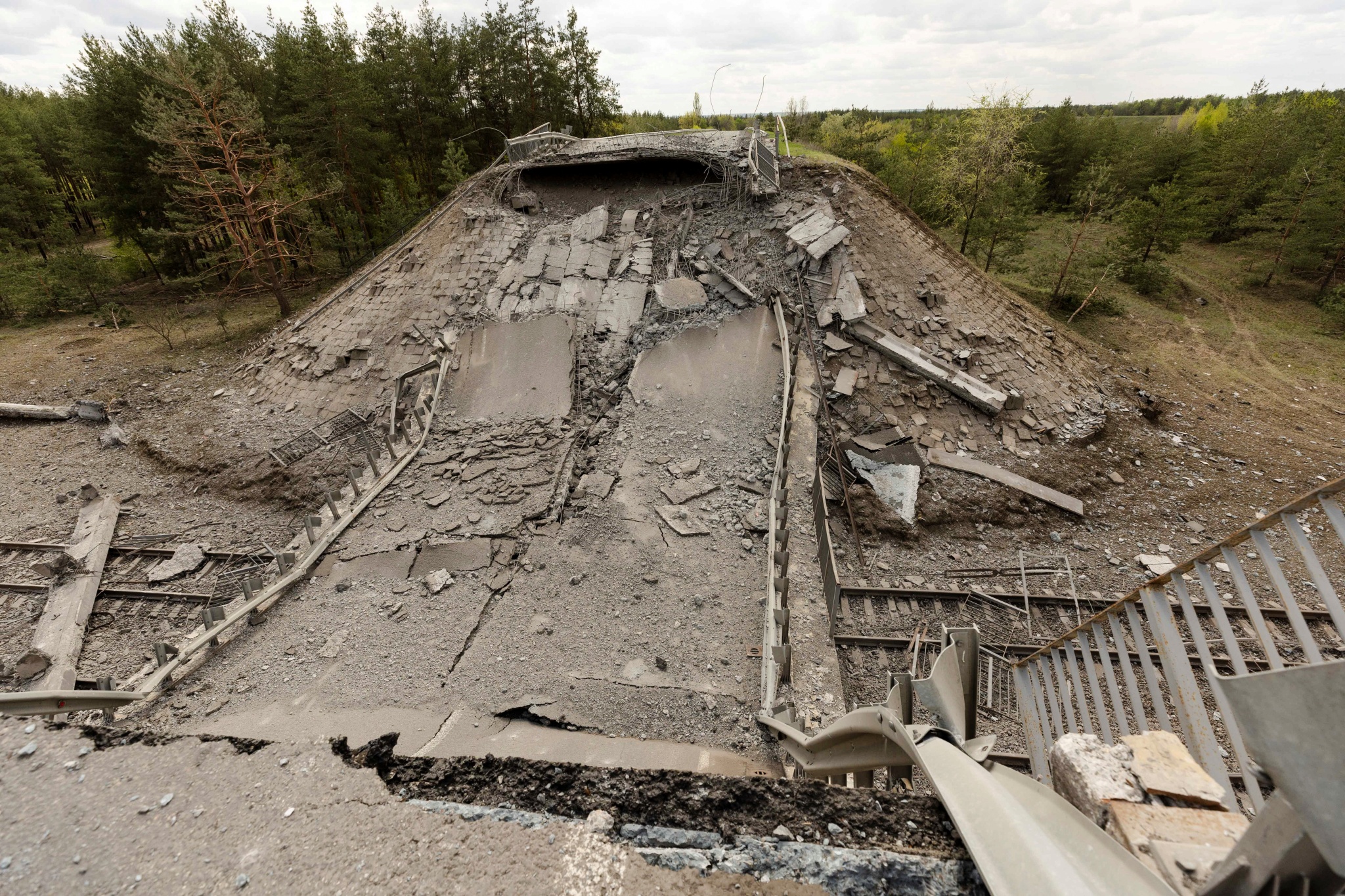 当地时间2022年4月28日，乌克兰顿涅茨克地区，红利曼市内桥梁施遭到炮击毁坏。