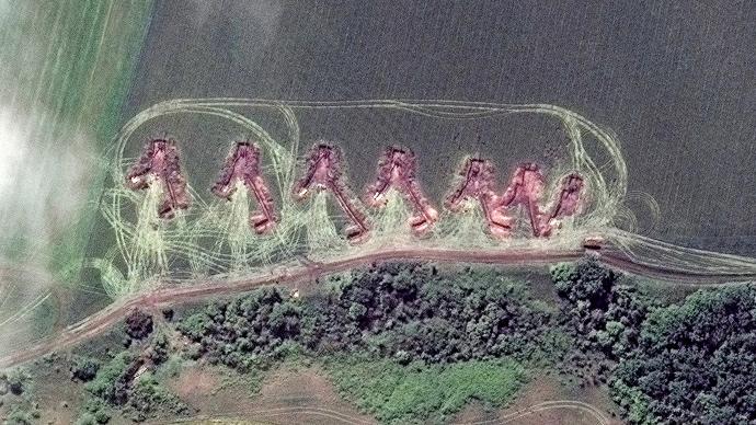 俄乌战局｜卫星图片：战略重镇红利曼的火炮阵地战