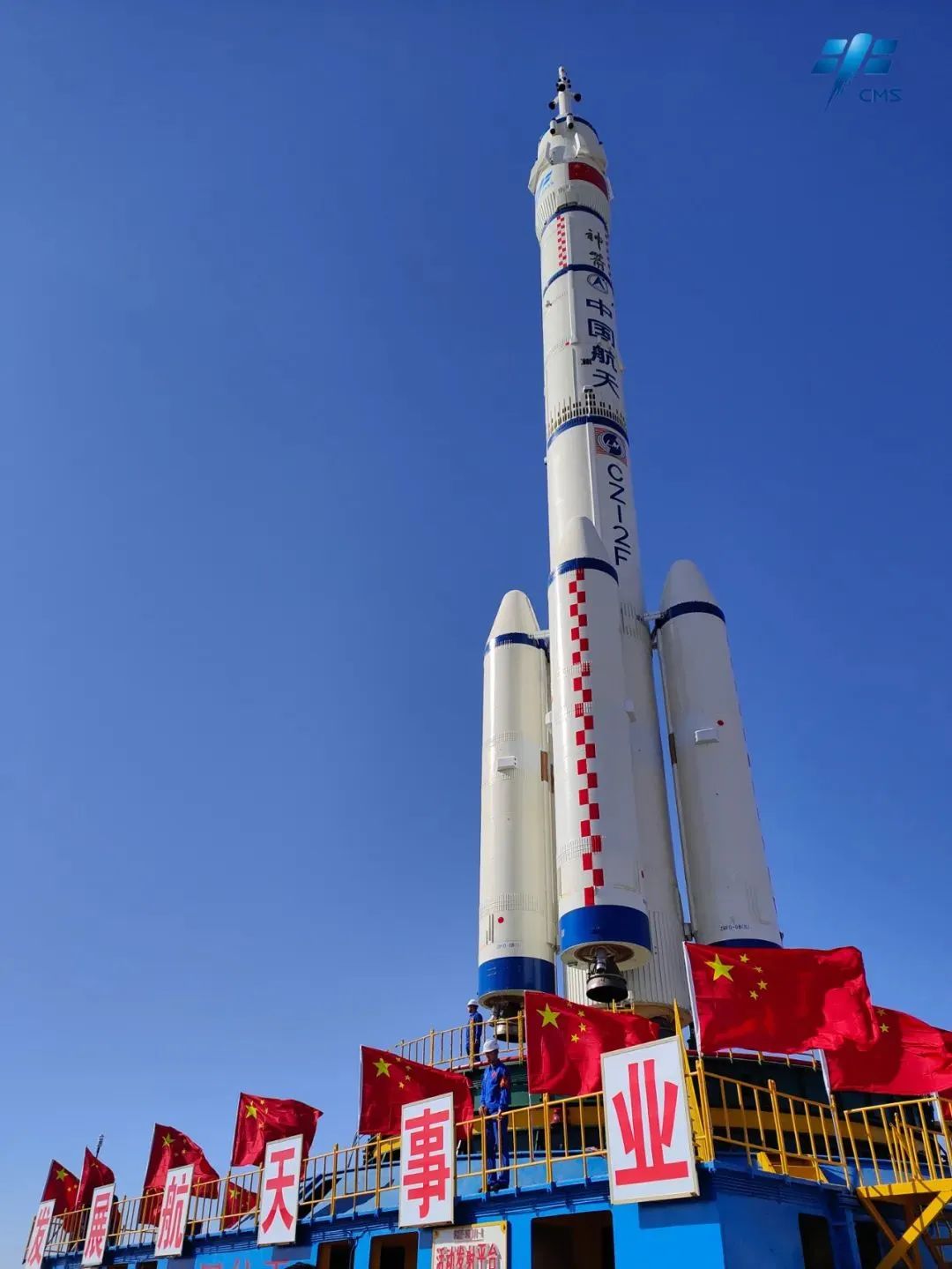 5月29日，神舟十四号载人飞船与长征二号F遥十四运载火箭组合体正在转往发射区途中。