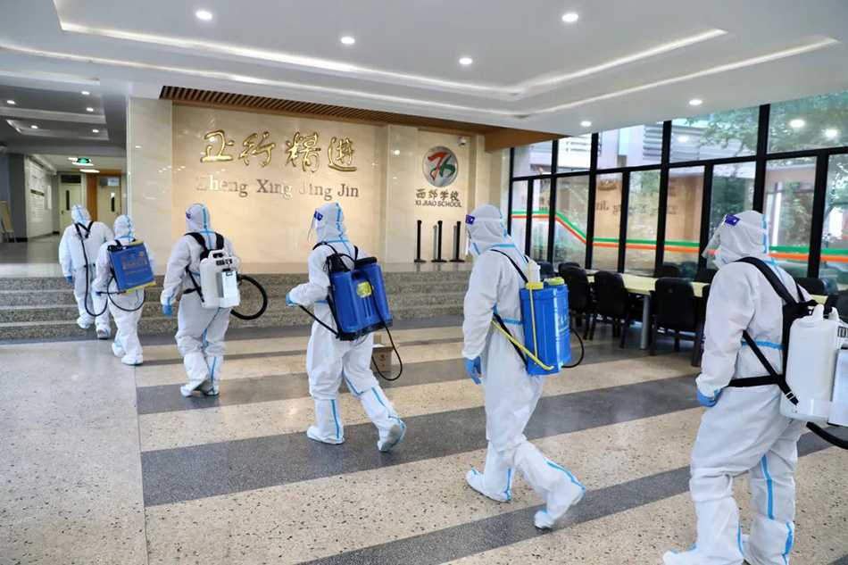 工作人员开展校园环境消杀工作。 本文图片均来自微信公众号“上海长宁”