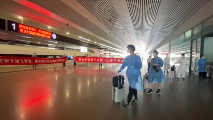 在沪湖北籍大学生返程专列抵达武汉，女生下站台喊“回家啦”