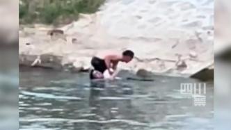 孩子目睹父亲跳河救落水儿童，焦急大喊“爸爸”