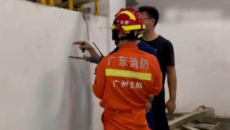 工人拆卸电梯被困，消防凿墙4小时营救