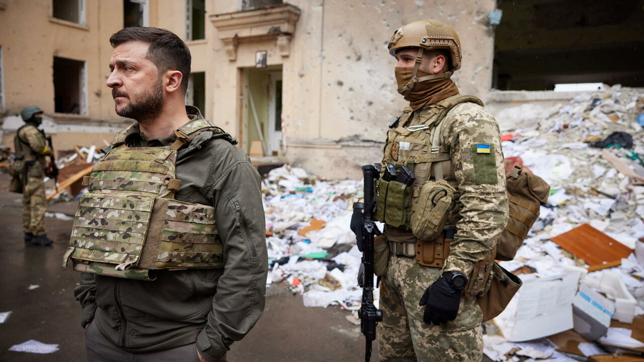 当地时间5月29日，乌克兰总统泽连斯基视察哈尔科夫州乌军前沿阵地。