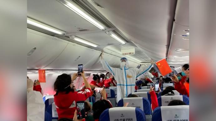 援沪医疗队员搭飞机返程，乘务员为他们跳《爱你》