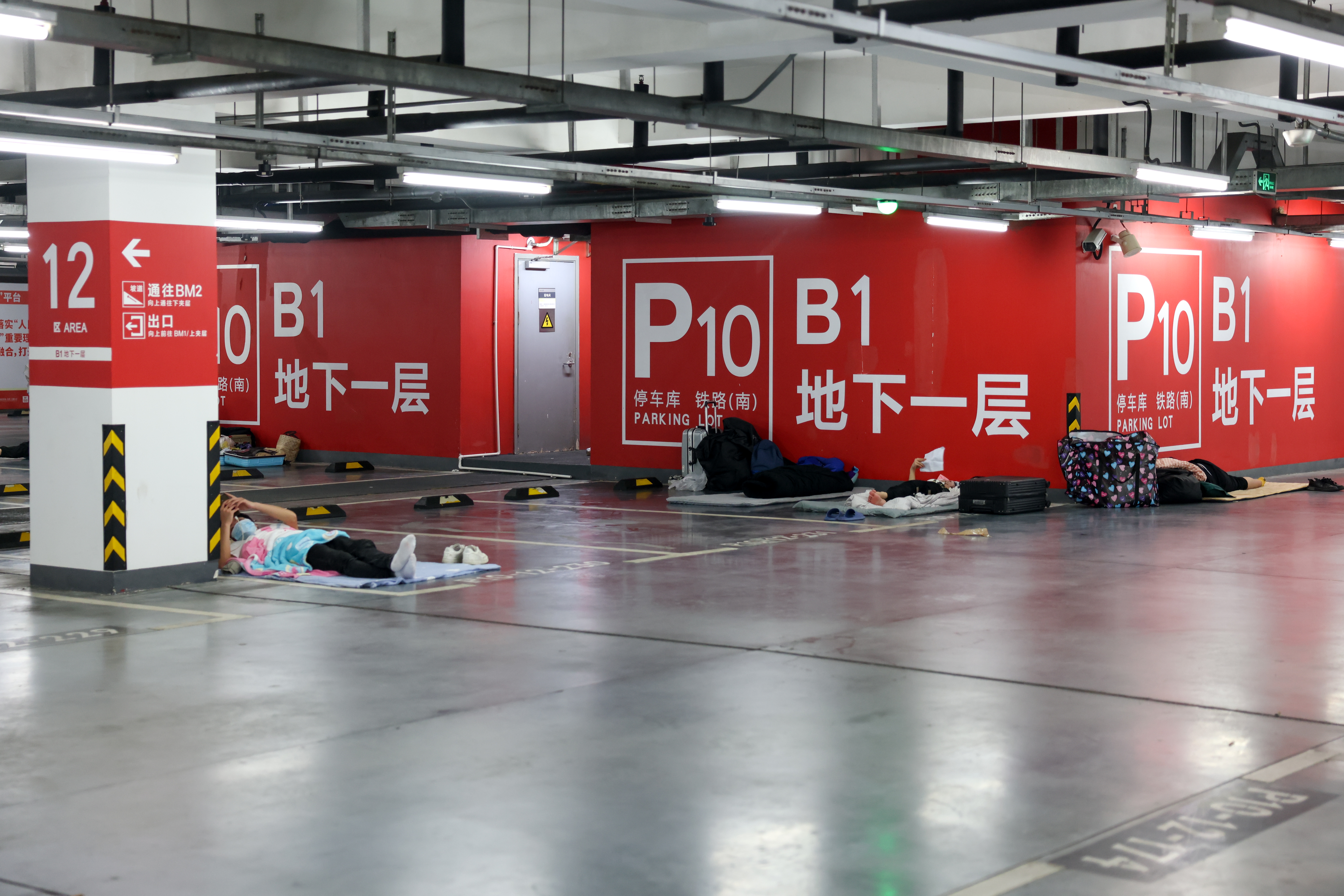 5月29日晚,等待次日出发的旅客在p10停车库内留宿.