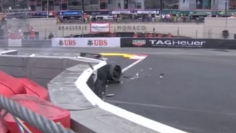 F1摩纳哥大奖赛米克·舒马赫赛车失控被撞成两截
