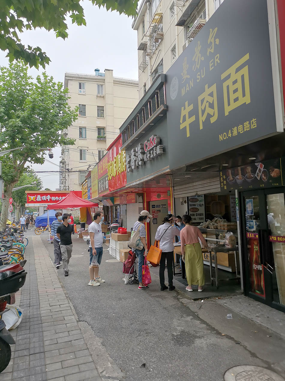 上海战疫浦东潍坊街边小店开门打扫卫生为恢复营业做准备
