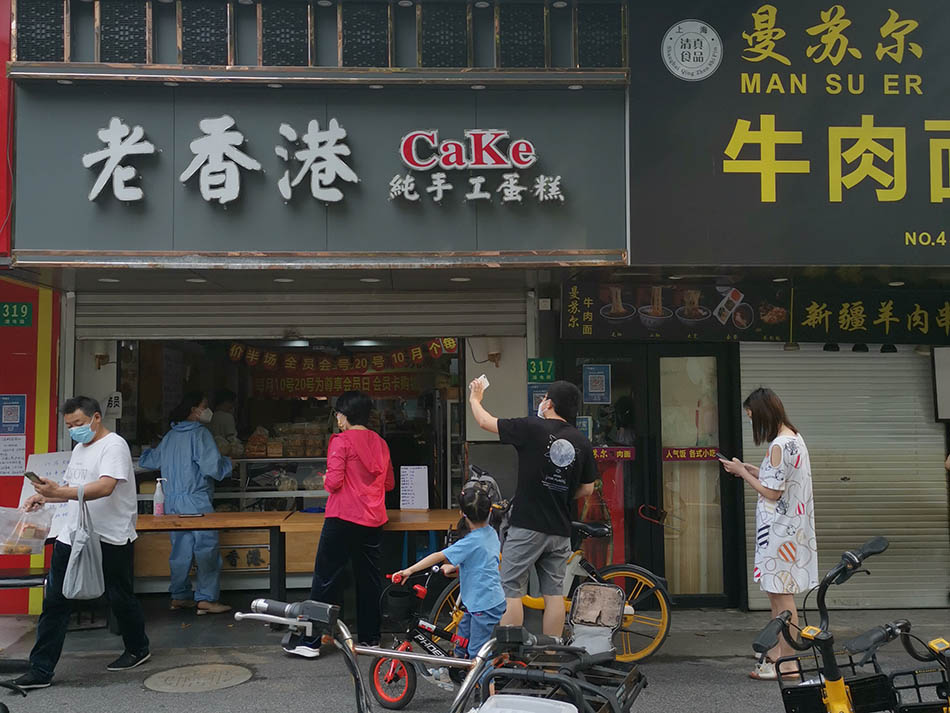 上海战疫浦东潍坊街边小店开门打扫卫生为恢复营业做准备