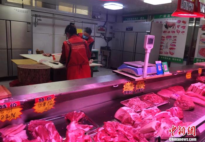 北京丰台区某菜市场猪肉区。 中新财经记者 谢艺观 摄