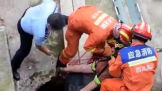 女童不慎坠入13米枯井，消防员下井施救
