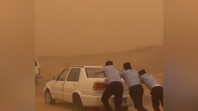 牧民驾车遭遇沙尘暴天气被困，移民管理警察紧急救助
