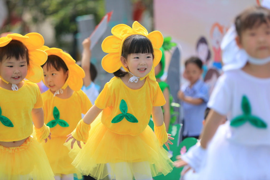 5月31日,张家界市武陵源区机关幼儿园的小朋友在表演文艺节目