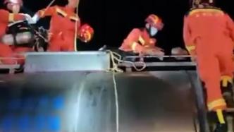 工人清理槽罐车中毒晕倒，消防员用起重吊臂救出