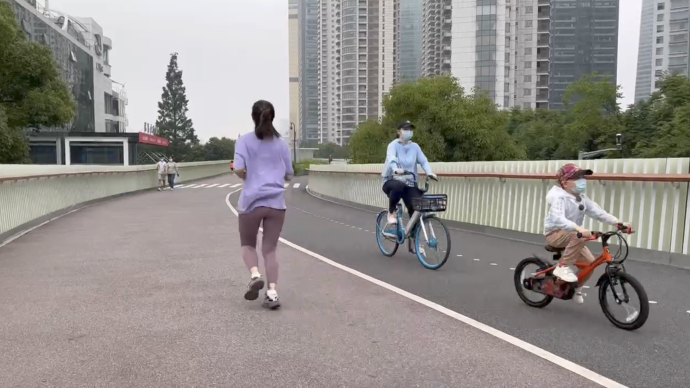 上海復蘇丨復工首日,有市民請一天假想多看看上海