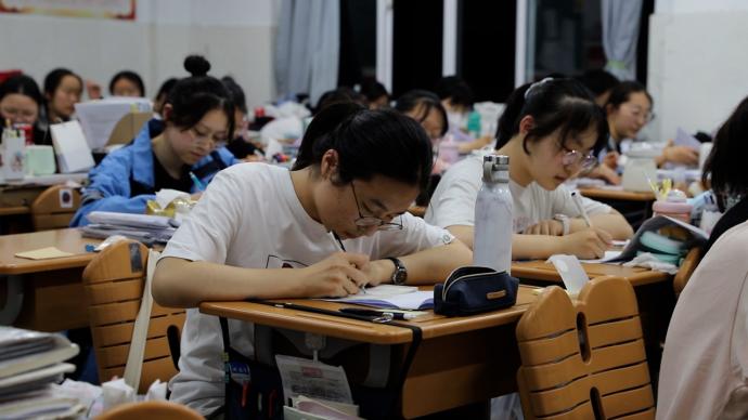 高三女生课堂笔记如印刷体好习惯对生活学习都有帮助