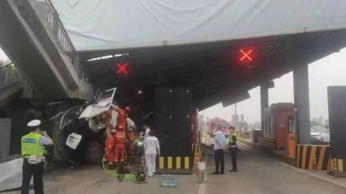成都交警通報收費站遭罐車撞擊垮塌:駕駛員受輕傷