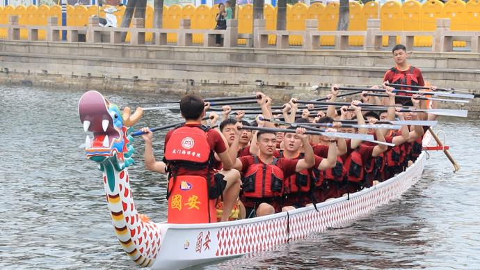 海峽兩岸賽龍舟丨備賽現場，眾隊吶喊“攜手一起乘風破浪”