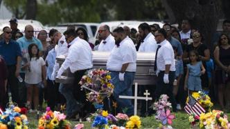 美媒：得州小学枪击案遇难者葬礼举行，数百名哀悼者参加