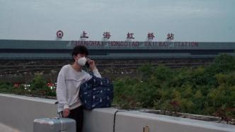 无眠的夜：上海虹桥站临时候车室纪实