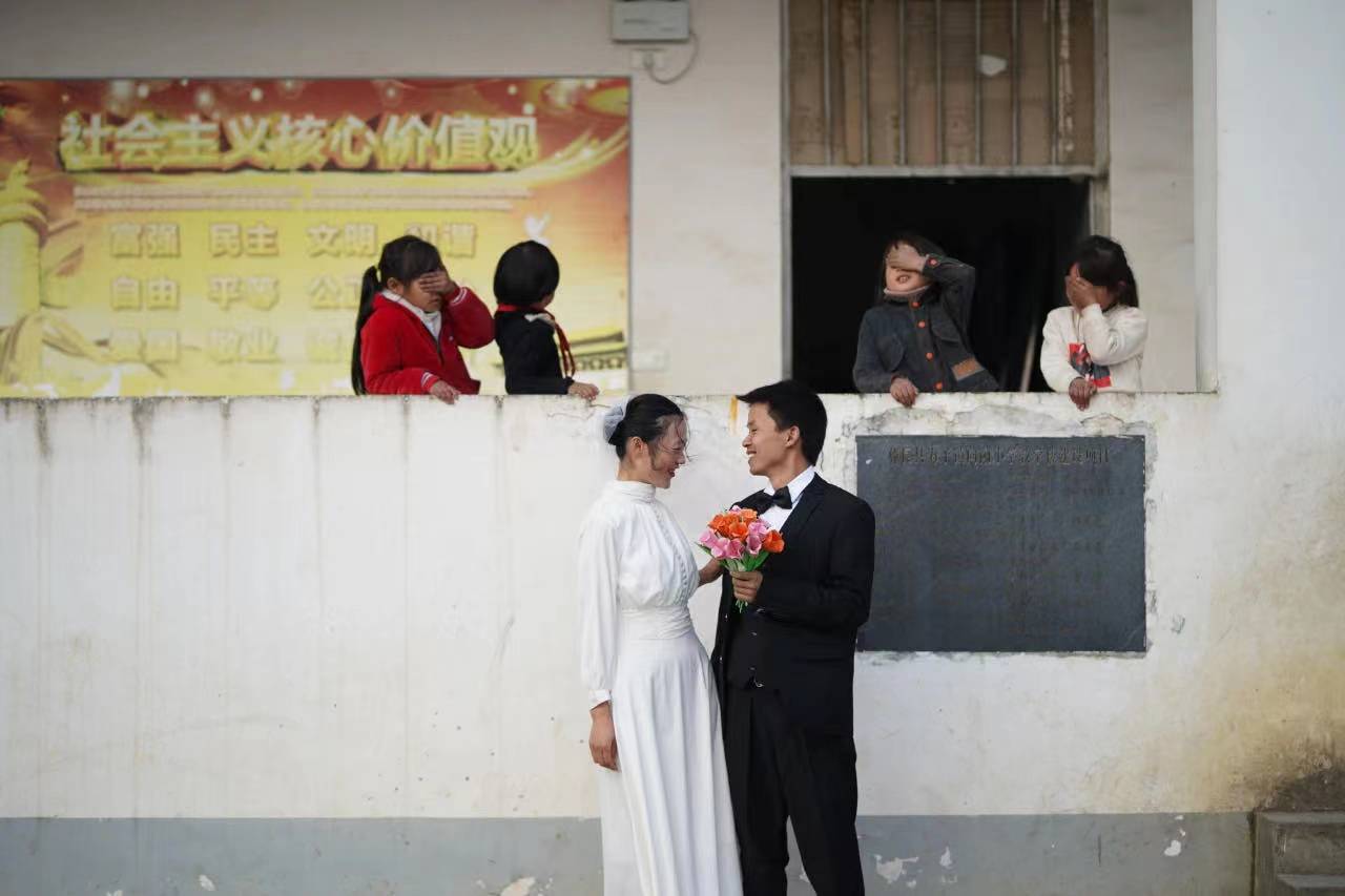 2020年11月，侯长亮和妻子选择在学校拍婚纱照。