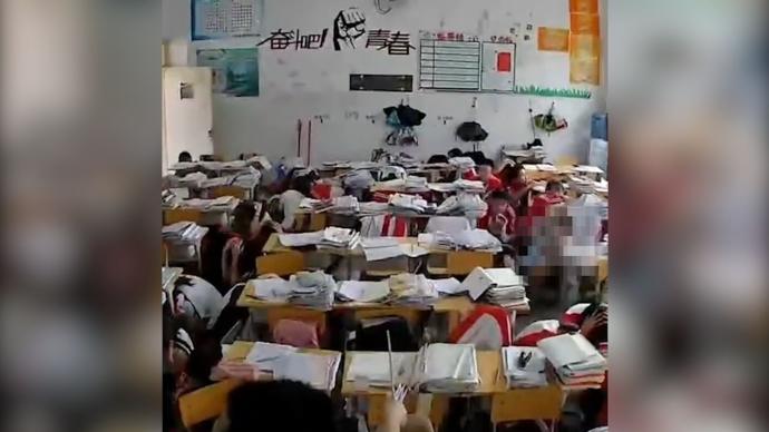 四川芦山发生6.1级地震，芦山中学老师引导学生有序撤离