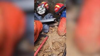 山体塌方男子被埋，消防员手刨挖土救人