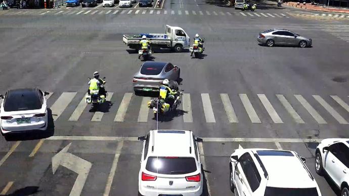 孕妇羊水破裂铁骑紧急护送,10公里路程8分钟送到