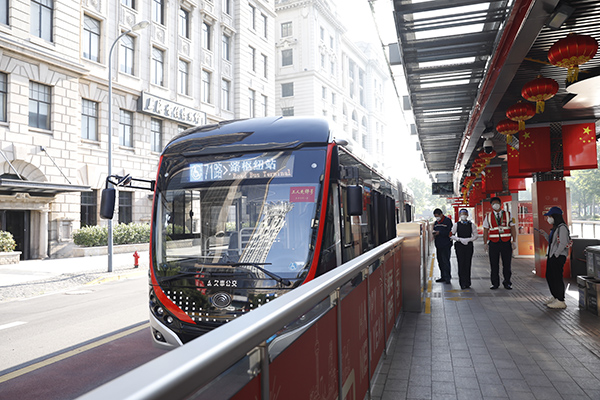 上海地铁准备恢复运行2号线重点车站将用移动栏杆疏导客流