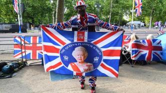 早安·世界｜英女王登基70周年庆典将至，王室粉丝搭帐篷彻夜狂欢