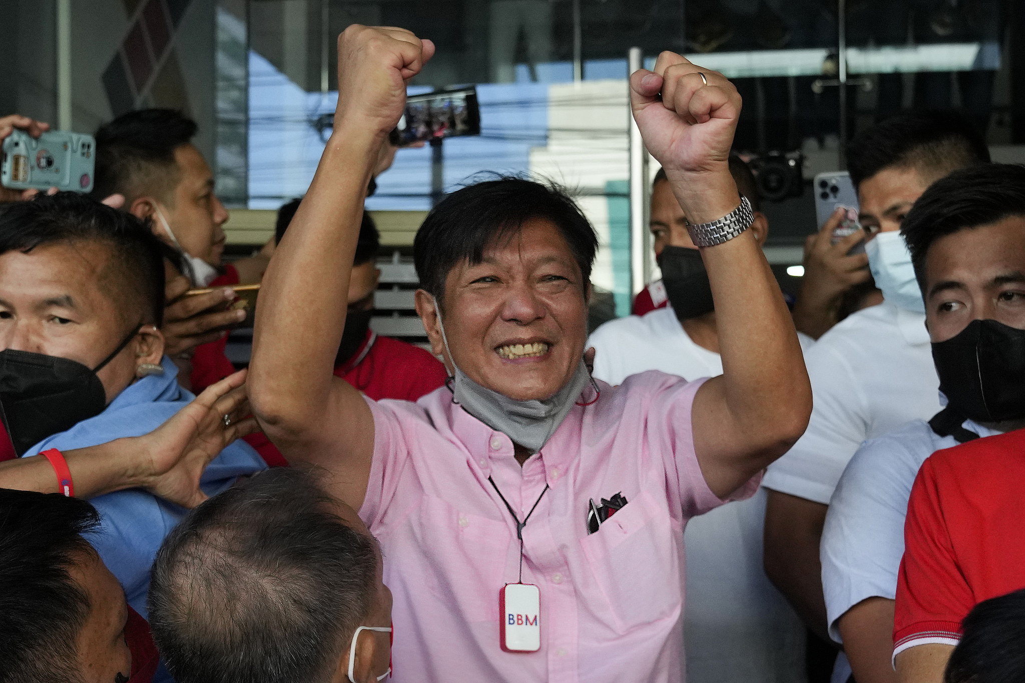 当地时间2022年5月10日，菲律宾首都马尼拉嗯啊…邻居少妇呻吟浪荡，菲律宾联邦党总统候选人费迪南德·罗穆亚尔德斯·马科斯庆祝胜选。