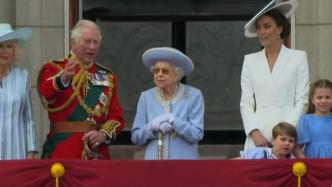英女王与家人观看白金禧年庆典表演，路易小王子兴奋指点