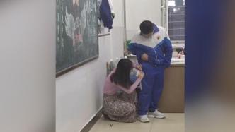 看到學(xué)生校服破洞，老師蹲下小心翼翼縫補(bǔ)