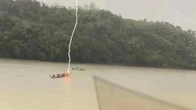 湖南湘乡一男子赛龙舟时遭雷击落水失联，目前仍在搜救